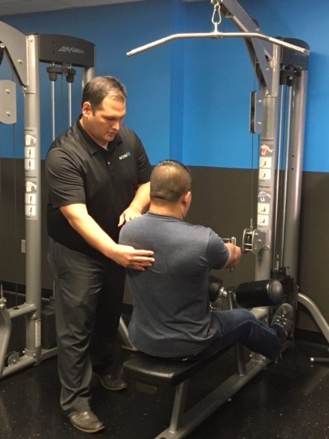 guy doing lat pulldowns